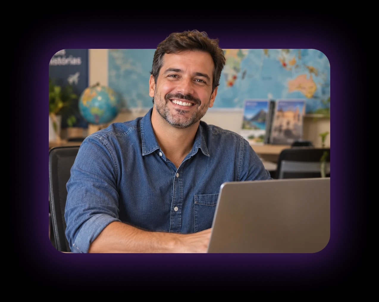 Empreendedor do setor de turismo trabalhando no notebook